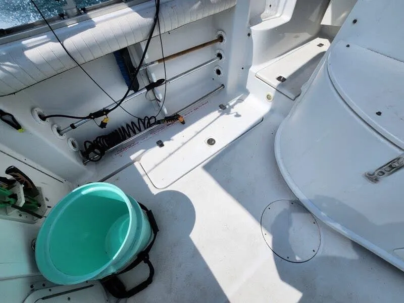 Slide: The Image of Interior of a 2006 Polar Kraft Sportsman Series 27 boat. - 13