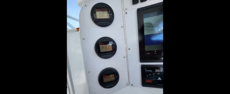 Slide: The Image of Dashboard of a 2006 Polar Kraft Sportsman Series 27 boat. - 6