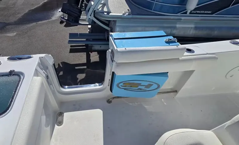 Slide: The Image of Interior view of a 2018 Sea Hunt Gamefish 27 boat. - 9