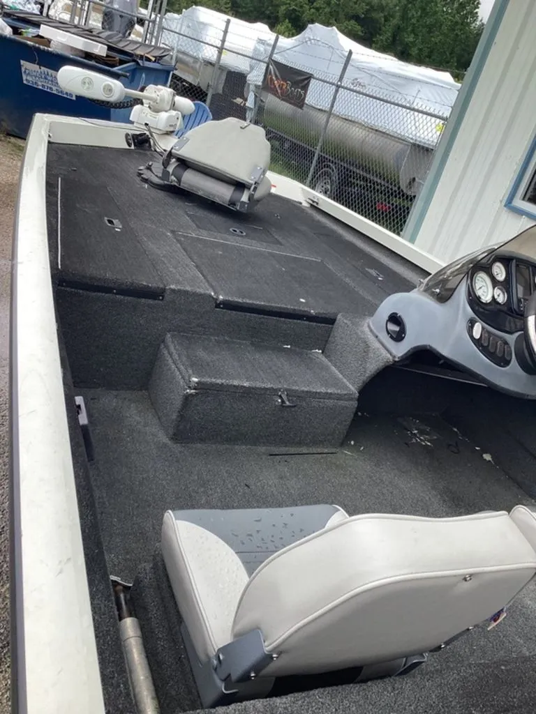 Slide: The Image of Interior of a 2013 Lowe Stinger 18 HP boat with gray seats. - 10