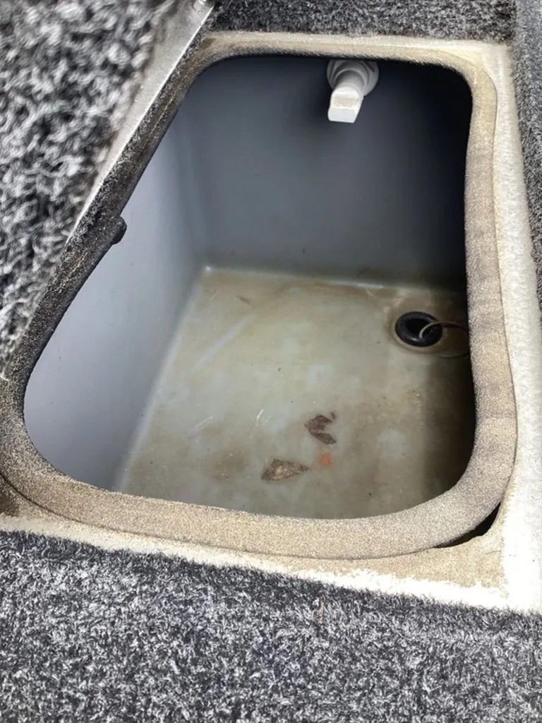 Slide: The Image of Lowe Stinger 18 HP 2013 boat hatch with gray interior. - 40