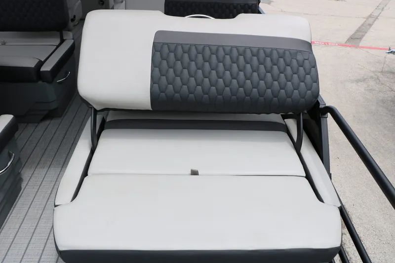 Slide: The Image of Sylvan L3 RLZ Tri Toon 2026, luxurious boat seating. - 23