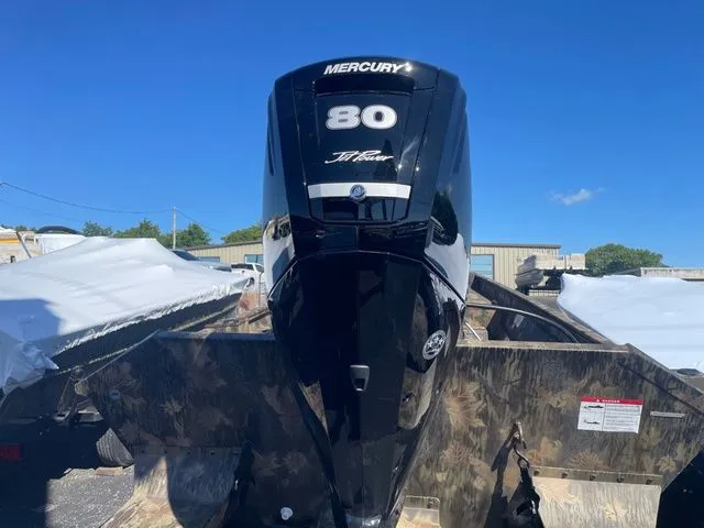Slide: The Image of Lowe Roughneck Center Console RX1760 Pathfinder 2026 - 4