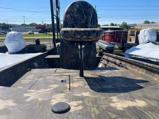 Slide: The Image of Lowe Roughneck Center Console RX1760 Pathfinder 2026 - 5