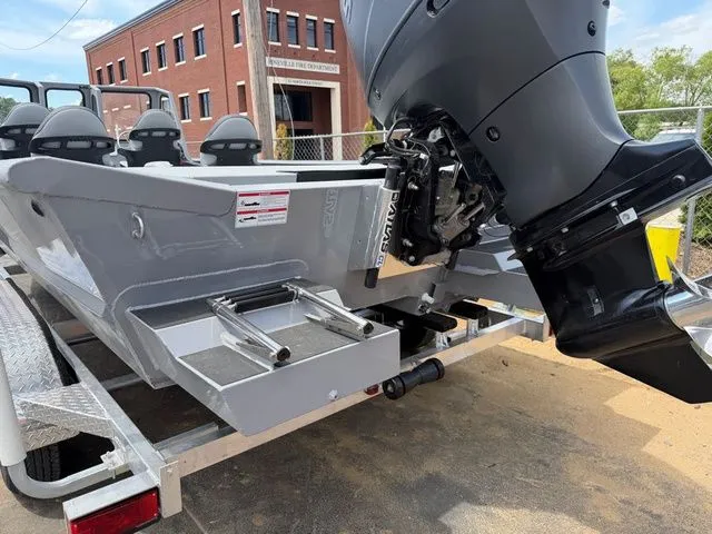 Slide: The Image of SeaArk 2272 MVT Flatcat 2026 - 10