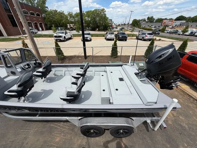 Slide: The Image of SeaArk 2272 MVT Flatcat 2026 - 5