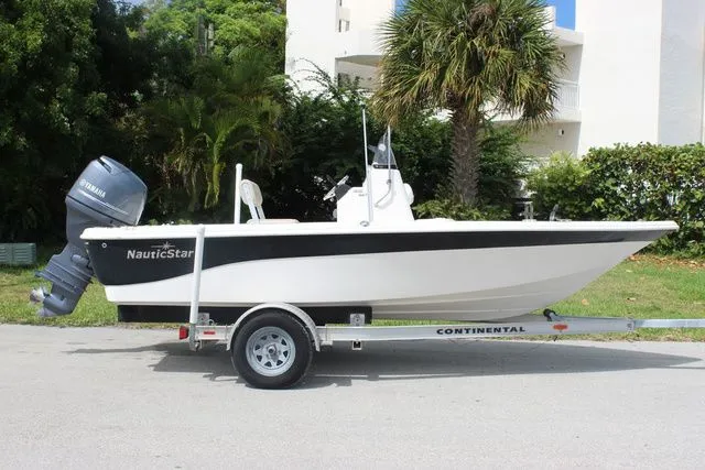 Slide: The Image of 2016 NauticStar 1810 boat on Continental trailer. - 4