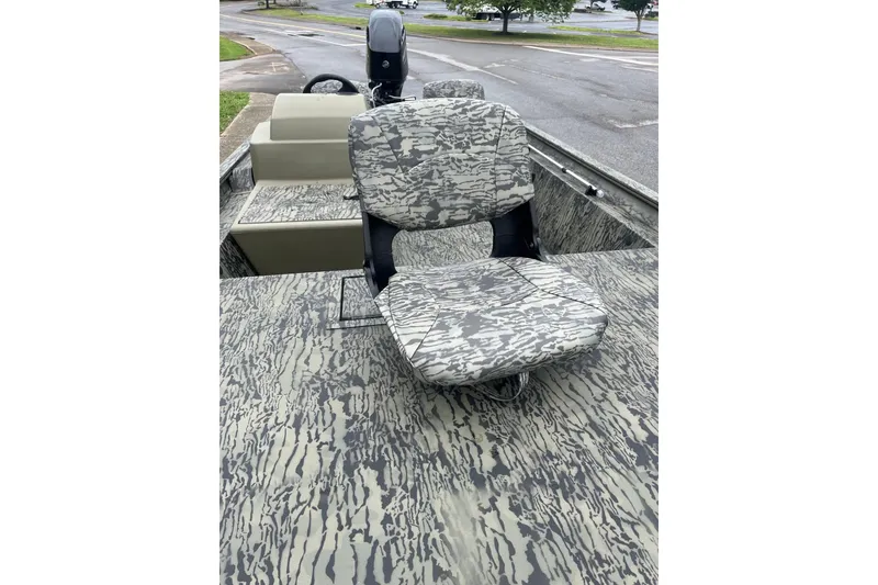 Slide: The Image of 2026 Tracker Grizzly 1754 SC boat with camouflage seating and deck pattern. - 4