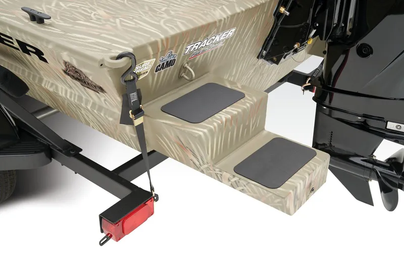 Slide: The Image of Tracker Grizzly 1654 T Sportsman 2026 - 31