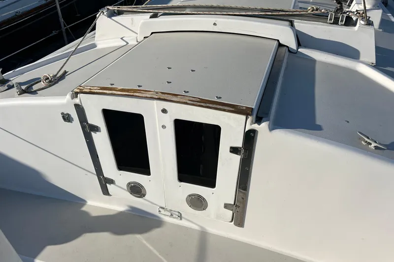 Slide: The Image of 1979 Pearson 424 sailboat deck with closed hatch and visible hardware. - 31