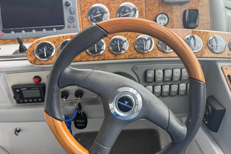 Slide: The Image of Steering wheel and dashboard of a 2007 Formula 400 Super Sport boat. - 31