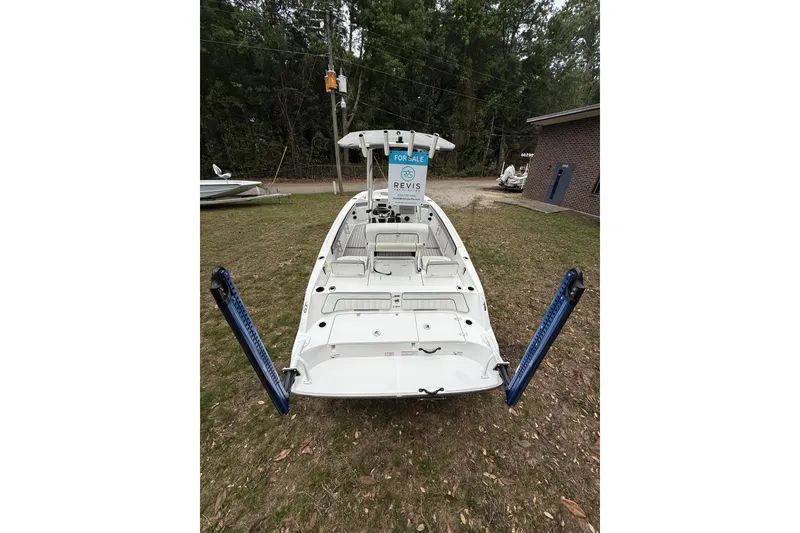 Slide: The Image of 2020 Yamaha Boats 195 FSH Sport for sale, displayed outdoors on grass. - 4
