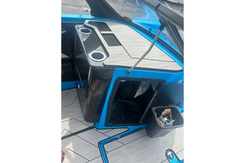 Slide: The Image of 2023 Yamaha Boats 222XD interior with storage compartment and cup holders. - 31