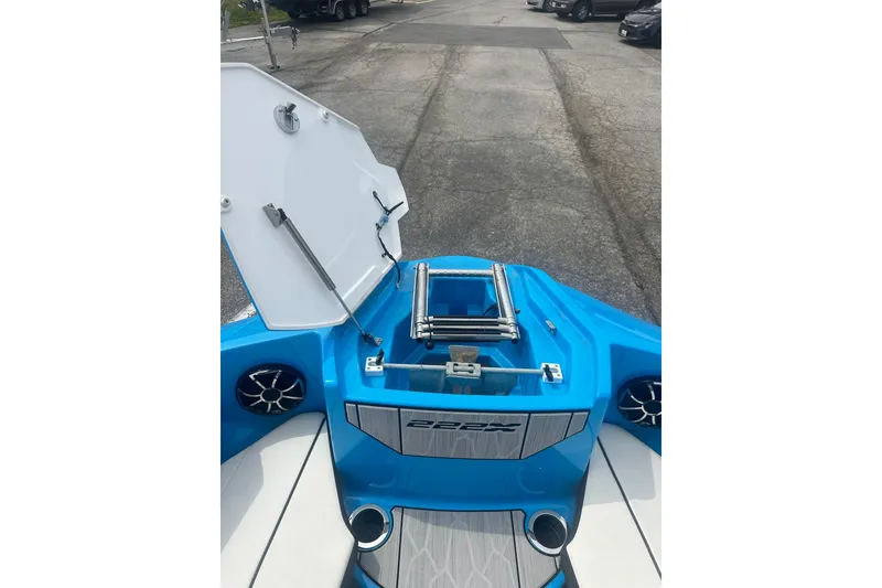 Slide: The Image of 2023 Yamaha Boats 222XD bow area with open hatch and speakers. - 36