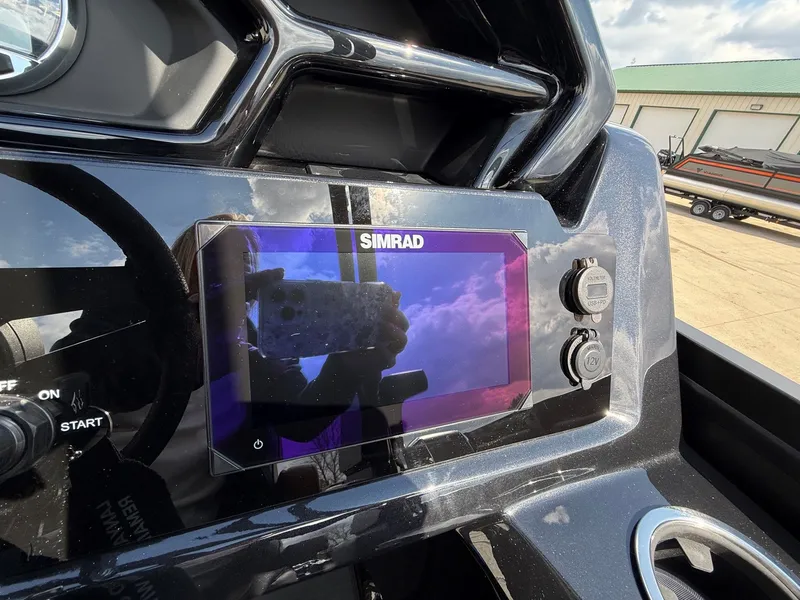 Slide: The Image of Viaggio Lago Z 24 S 2026 with Simrad display in cockpit. - 20