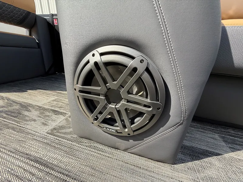 Slide: The Image of Speaker in Viaggio Lago Z 24 S, model year 2026. - 33