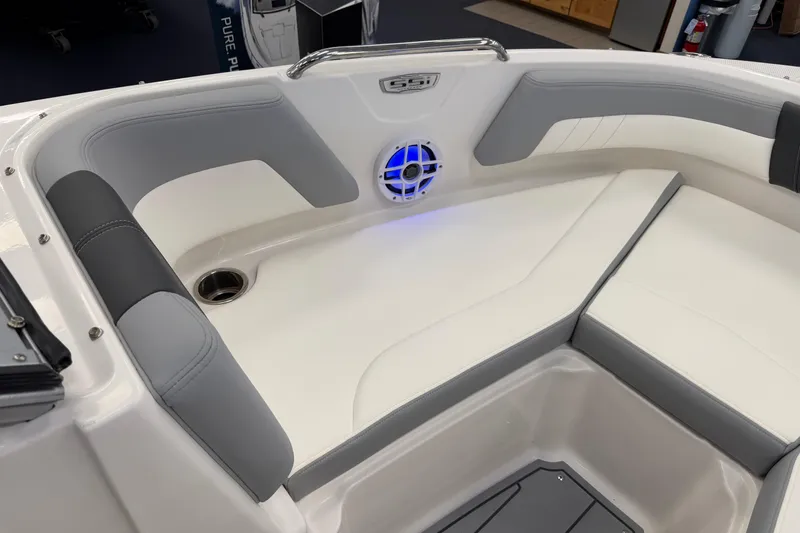 Slide: The Image of Interior seating of 2025 Chaparral 21 SSi OB boat with speaker and cup holder. - 19