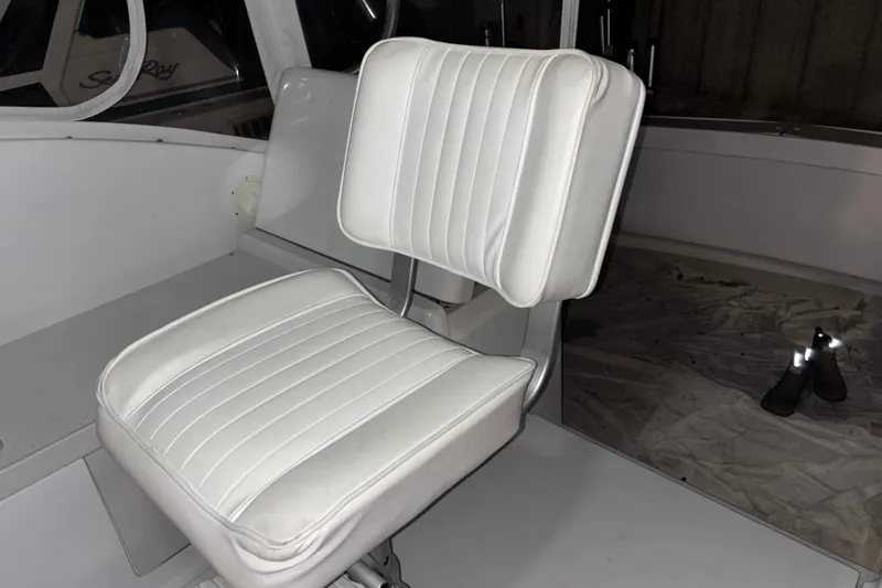 Slide: The Image of White captain's chair on 1995 Luhrs 29 Open boat, interior view. - 33