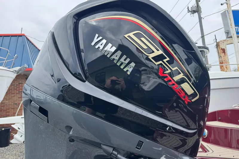 Slide: The Image of Yamaha SHO VMAX engine on 2026 Stingray 23 OCX boat, outdoor display. - 4