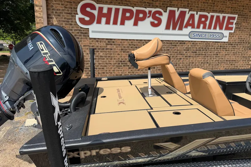 Slide: The Image of 2026 Xpress H20 boat with Yamaha engine at Shipp's Marine dealership. - 4