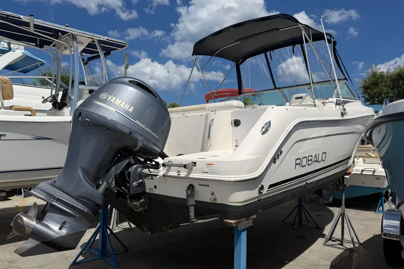 The Image of 2015 Robalo R227 Dual Console boat with Yamaha outboard motor, displayed on stands. - 0