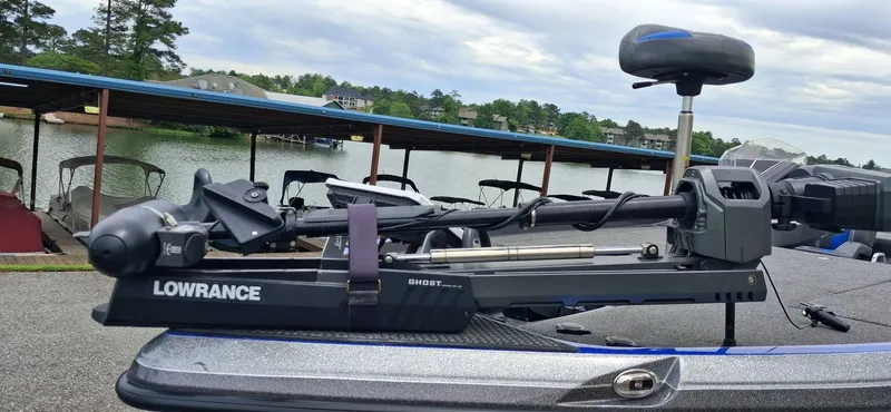 Slide: The Image of 2024 Ranger Z521R boat with Lowrance Ghost trolling motor. - 10