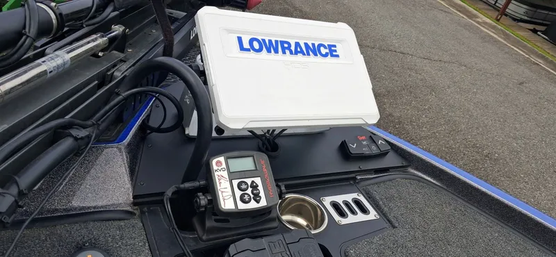 Slide: The Image of 2024 Ranger Z521R boat with Lowrance GPS system. - 3