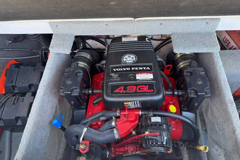 Slide: The Image of Volvo Penta 4.3GL engine in 2006 Ebbtide 190 SE boat, detailed view. - 23