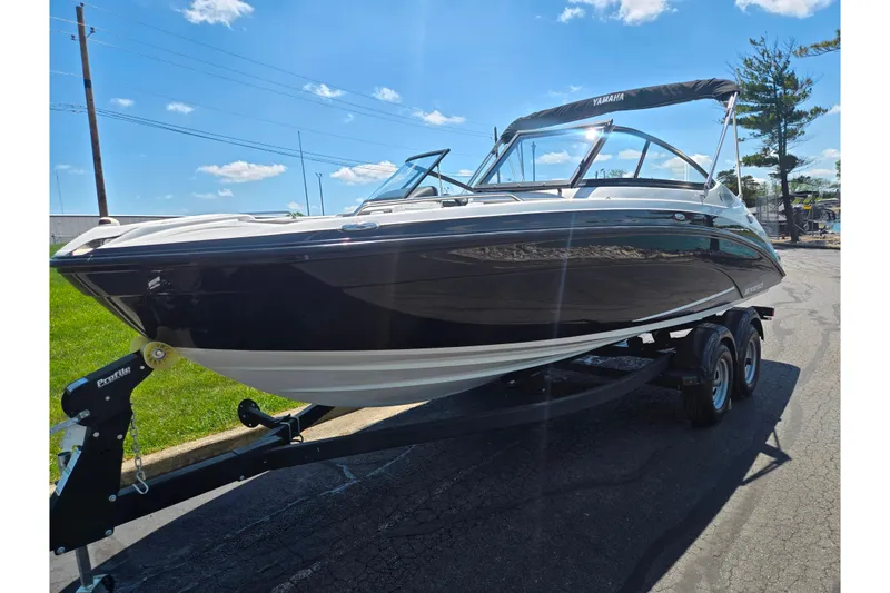 Slide: The Image of 2019 Yamaha Boats SX210 on trailer under clear blue sky. - 5