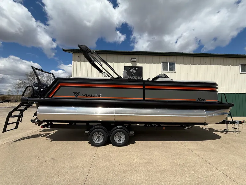 The Image of Viaggio Lago X-U 22 boat, 2026 model, on trailer in front of building. - 0