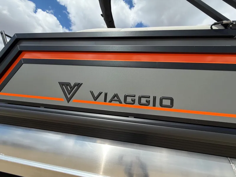 Slide: The Image of Viaggio Lago X-U 22 boat 2026 with modern design. - 5