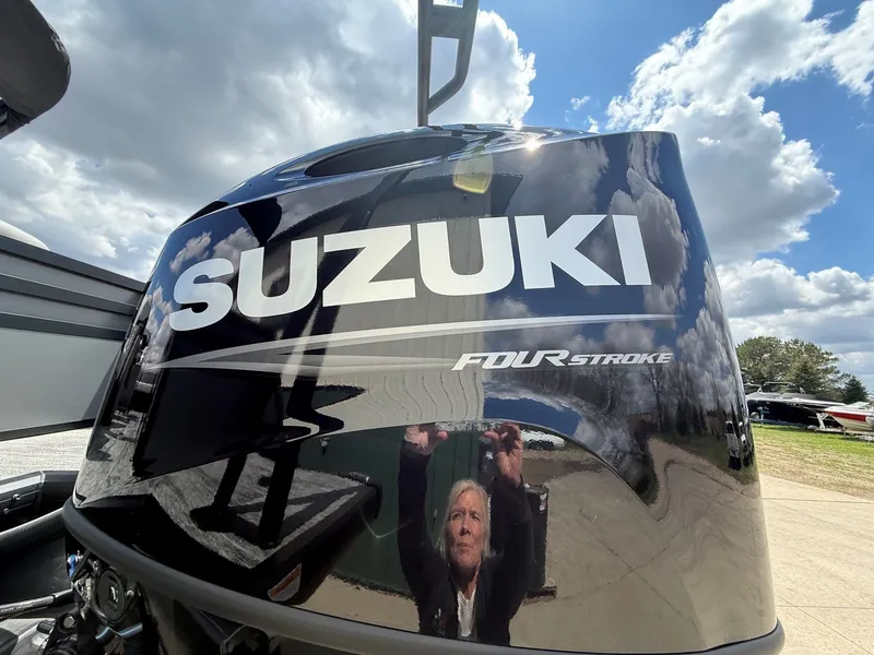 Slide: The Image of Suzuki four-stroke engine on Viaggio Lago X-U 22, year 2026. - 9