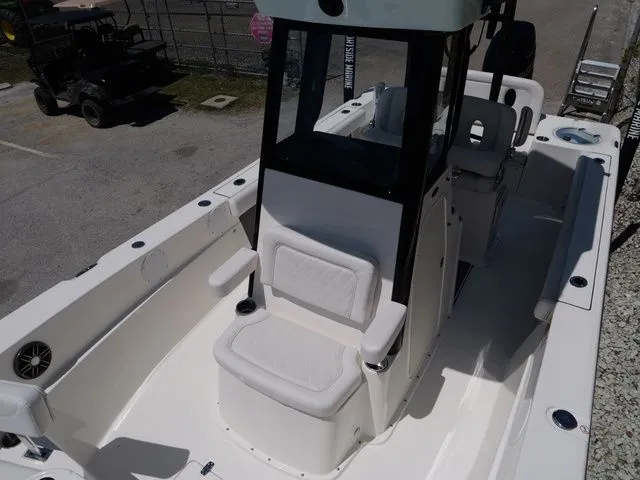 Slide: The Image of Sea Born LX24 Center Console 2026 - 31