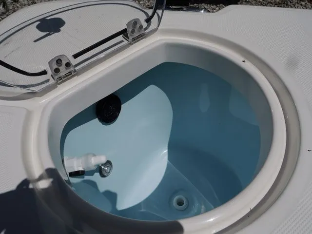 Slide: The Image of Sea Born LX24 Center Console 2026 - 34