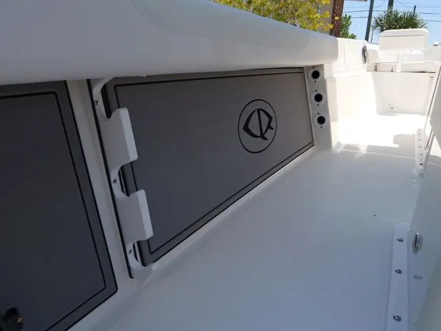 Slide: The Image of Sea Born LX24 Center Console 2026 - 39