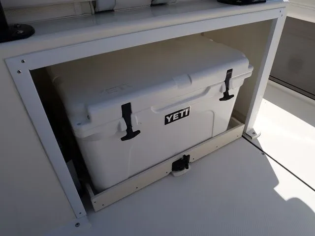 Slide: The Image of Sea Born LX24 Center Console 2026 - 40