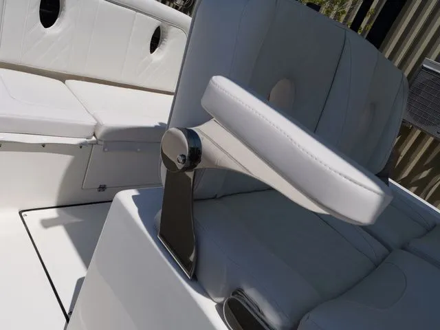Slide: The Image of Sea Born LX24 Center Console 2026 - 55