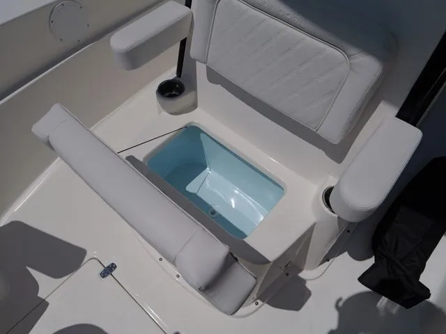 Slide: The Image of Sea Born LX24 Center Console 2026 - 69