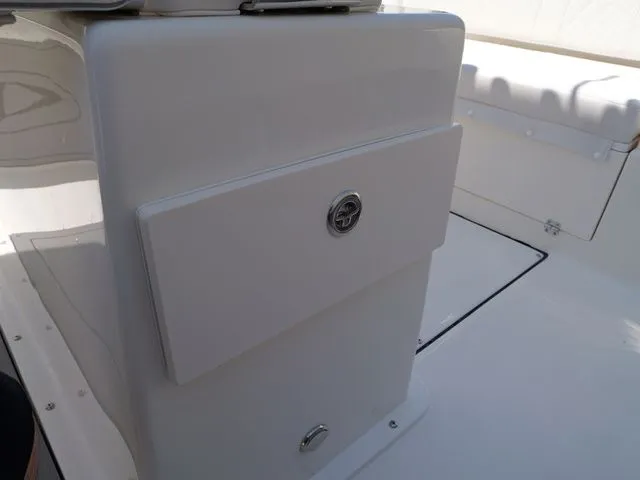 Slide: The Image of Sea Born LX24 Center Console 2026 - 70