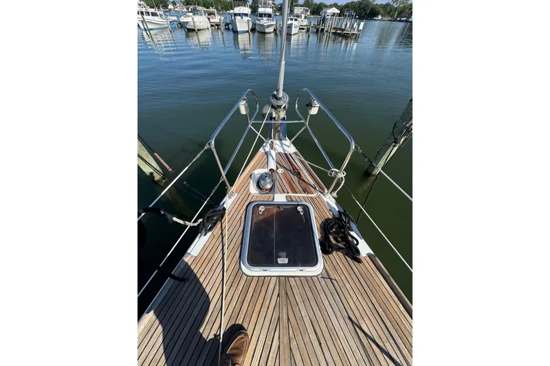 Slide: The Image of Deck view of a 2007 Beneteau Oceanis 49 sailboat in a marina. - 47