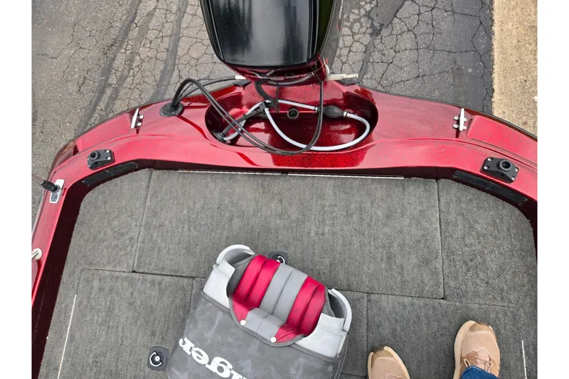 Slide: The Image of 1995 Ranger R72 Sport boat interior with red accents and gray carpet flooring. - 26