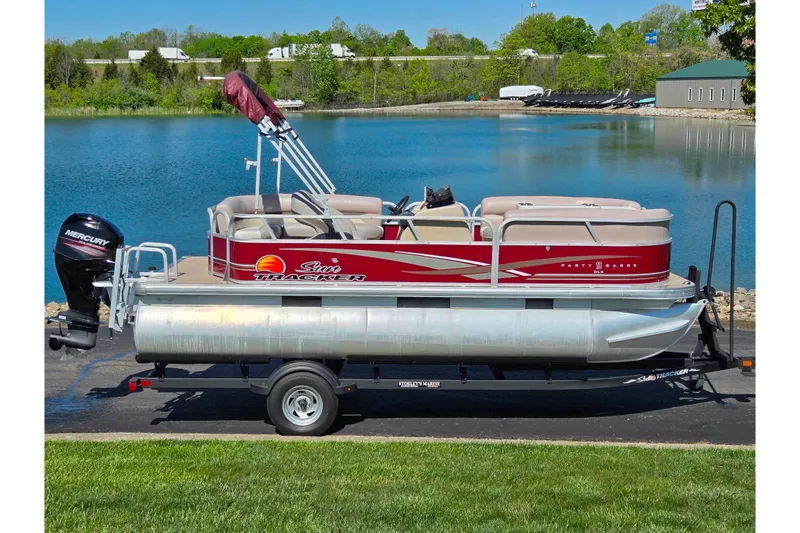 The Image of Sun Tracker Party Barge 20 DLX 2014 - undefined