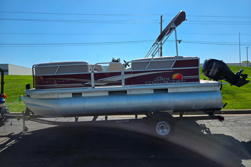 Slide: The Image of 2014 Sun Tracker Party Barge 20 DLX pontoon boat on trailer, side view. - 4
