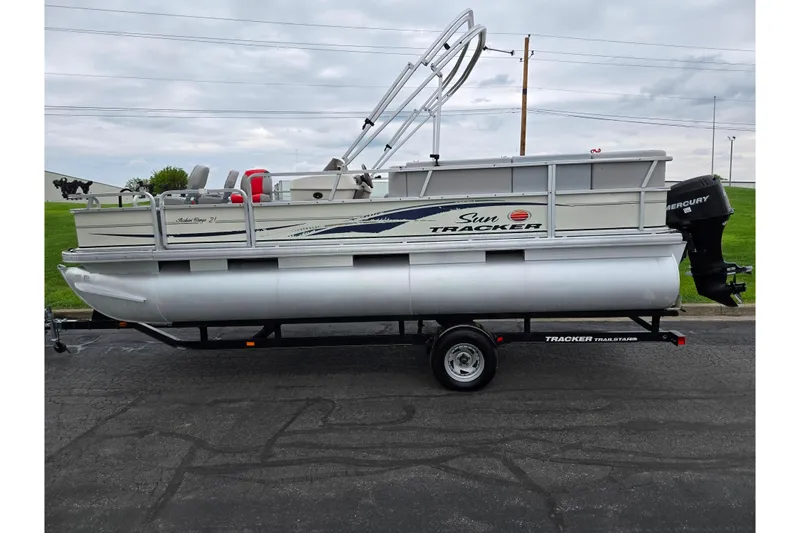 Slide: The Image of 2008 Sun Tracker Fishin' Barge 21 Signature Series pontoon boat on trailer. - 4