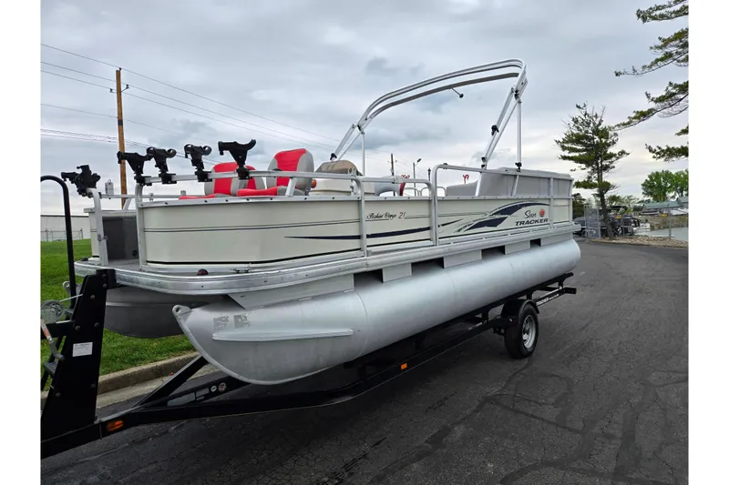 Slide: The Image of 2008 Sun Tracker Fishin' Barge 21 Signature Series pontoon boat on trailer. - 5