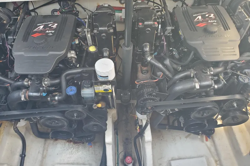 Slide: The Image of Twin MerCruiser 4.3 MPI engines in a 2008 Sea Ray Sundancer 280 boat. - 23