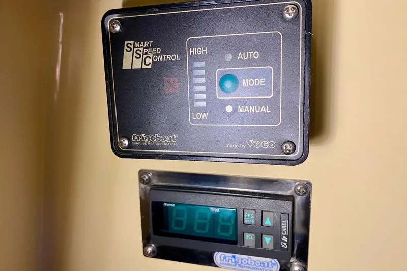 Slide: The Image of Smart speed control panel on 1992 Island Packet 29 boat. - 79