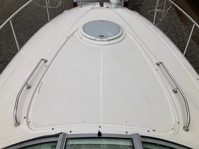 Slide: The Image of Foredeck of a 2006 Monterey 250 SC boat with hatch. - 21