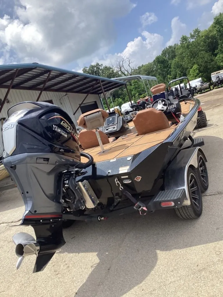 The Image of 2023 Avid 21 XB Elite boat with Yamaha engine outdoors. - 1