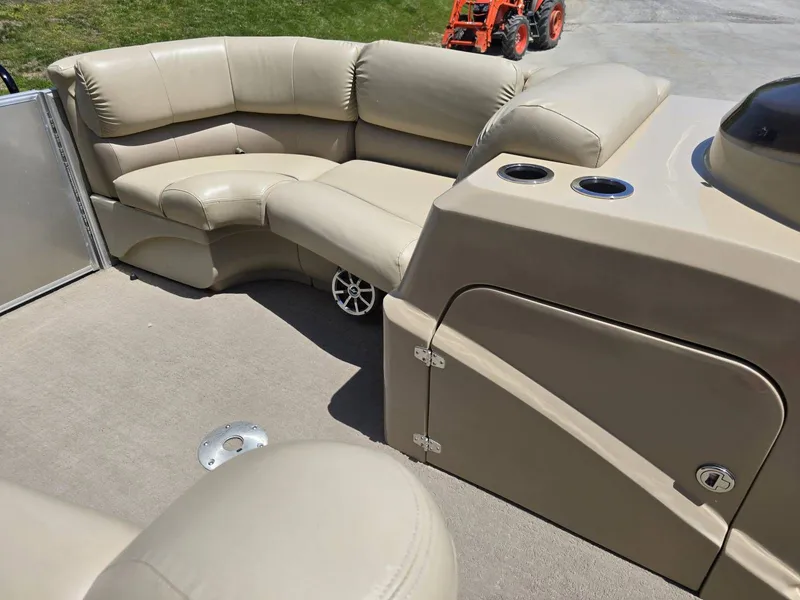 Slide: The Image of Interior of a 2015 Sylvan Mirage 8522 pontoon boat with beige seating. - 11